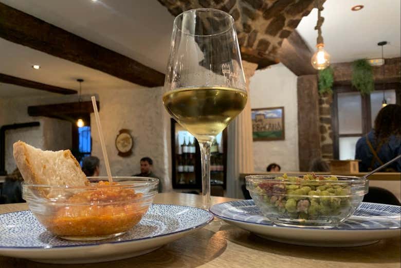 Tapas e vino serviti in un bar