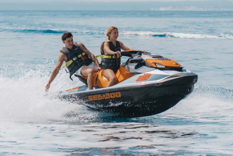 Disfrutando del tour en moto de agua