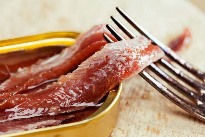 Probando las anchoas de Puerto de Mazarrón