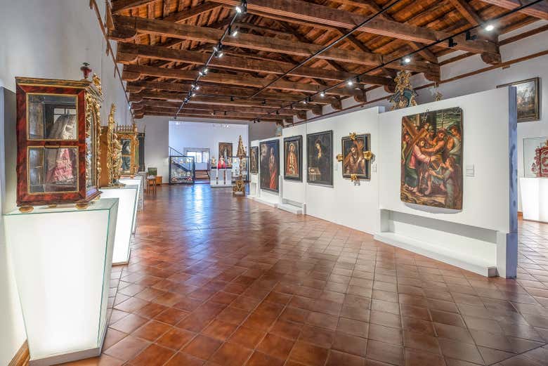 El museo alberga una exposición de pinturas sacras medievales