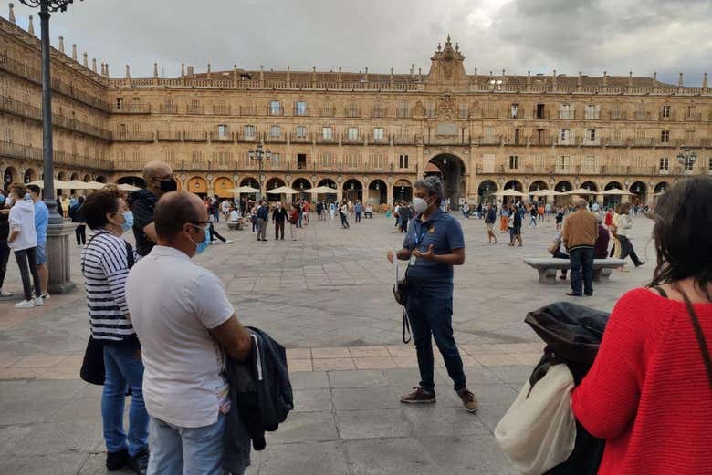 Con el guía en la Plaza Mayor de Salamanca