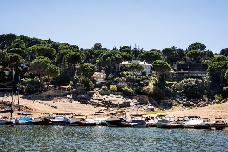 Costa del embalse de San Juan desde el barco