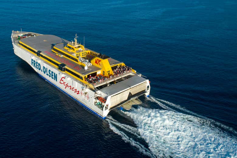 Take a speedy ferry from La Gomera to Tenerife 