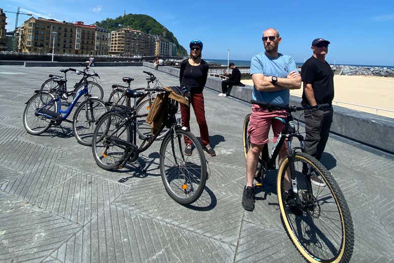 Posando con las bicicletas para la foto