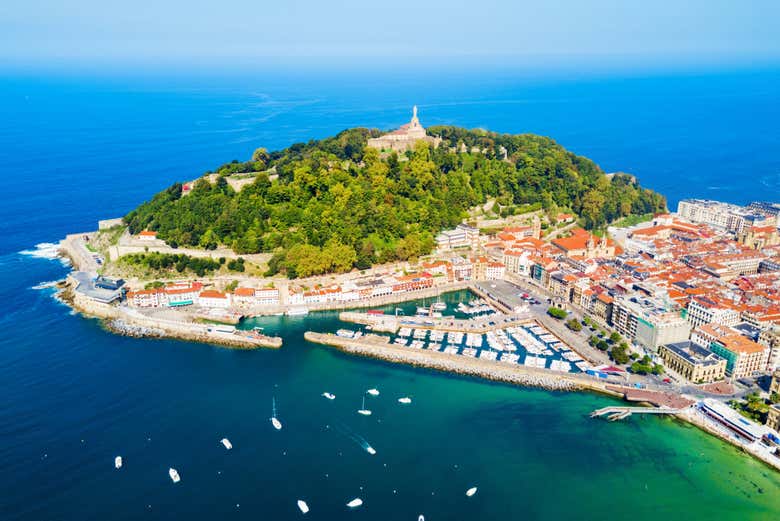 Vista panorámica del Monte Urgull de San Sebastián