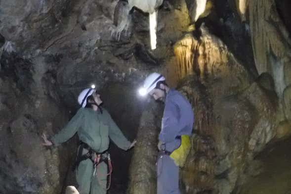 Espeleología en la cueva del Nanzal