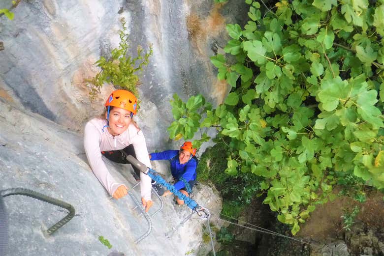 Disfrutando de la vía ferrata de El Milar