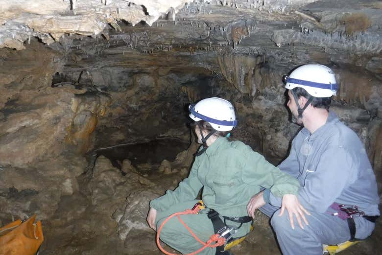 Practicando espeleología en la cueva del Nanzal