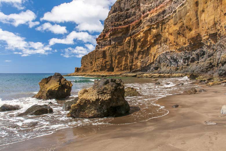 Paisajes de la playa volcánica de Antequera, en Anaga