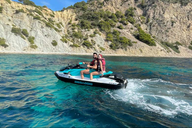 Pilotando um jet ski na costa de Santa Eulália