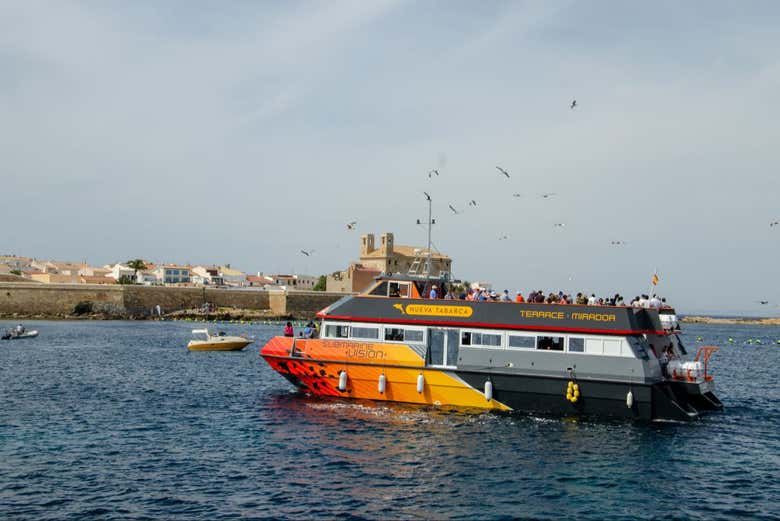 El catamarán zarpando a Santa Pola