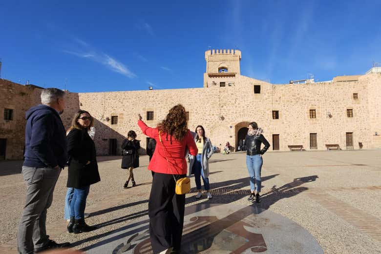 Visitando el patio de armas del castillo