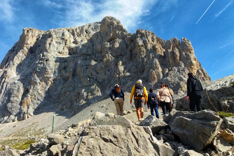 Disfrutando de la ruta de senderismo en los Picos de Europa 