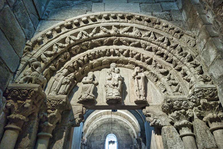 Porte à tympan de la chapelle de la Corticella