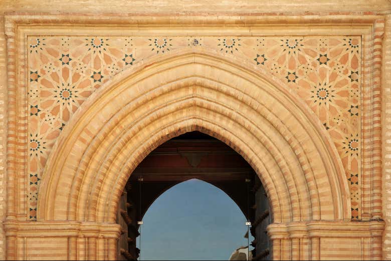 Puerta gótica mudéjar del monasterio San Isidoro del Campo