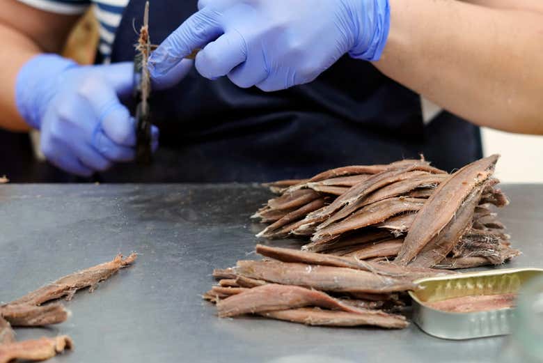 Conociendo el proceso de limpiar la anchoa