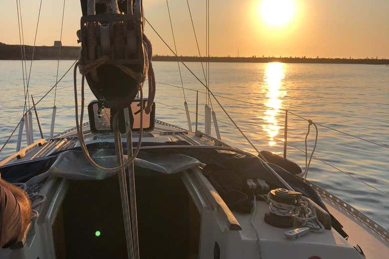 Viendo el atardecer desde el barco