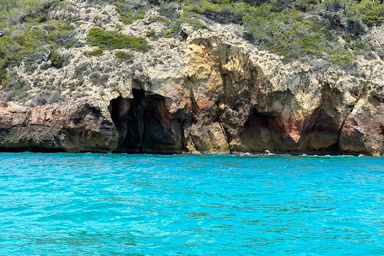 Aguas turquesa de Cala Mora