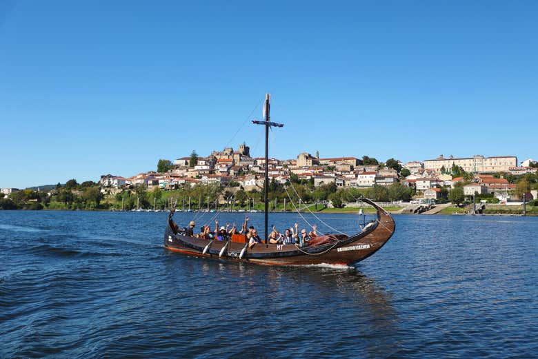 Navegando por el río Miño, con los paisajes de Tui de fondo