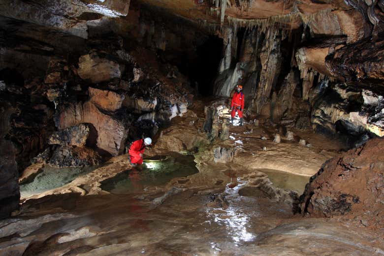 Explorando la cueva de la Galiana