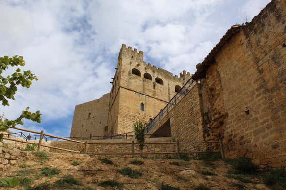 Tour del castello e della chiesa di Santa María la Mayor