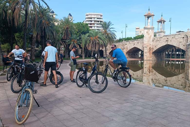 Desfrutando de um tour de bicicleta por Valência 