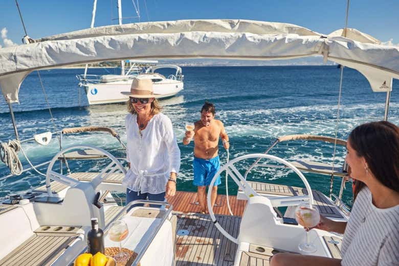 Disfrutando de la excursión a bordo del velero