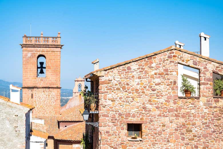 Fachada de una iglesia en Villafamés