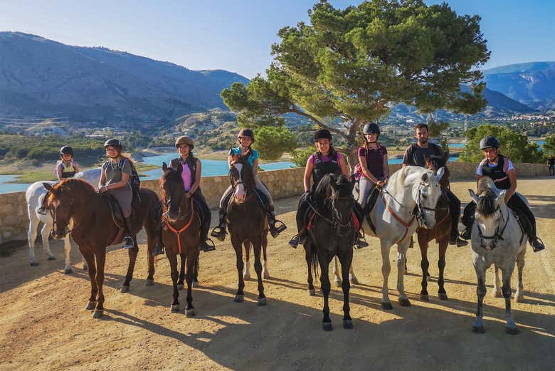 Disfrutando del paseo a caballo por las montañas de Villajoyosa