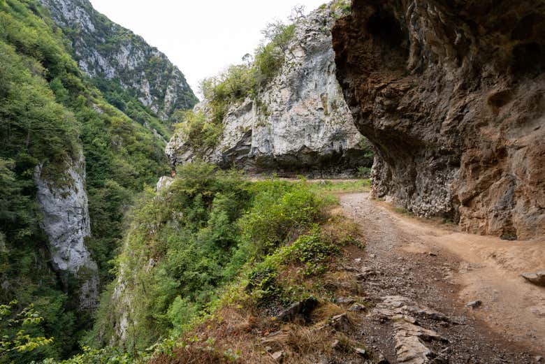 Hiking along the Las Xanas Gorge trail