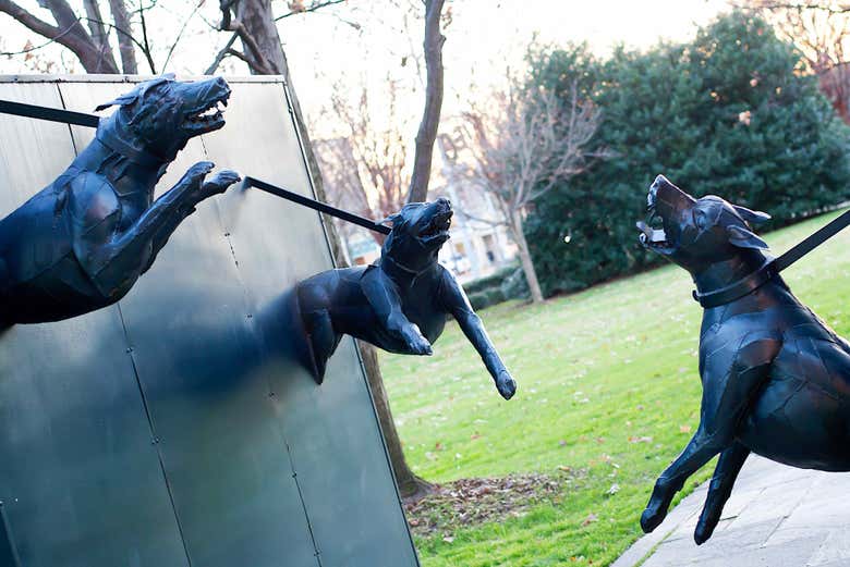 Escultura de los perros policía