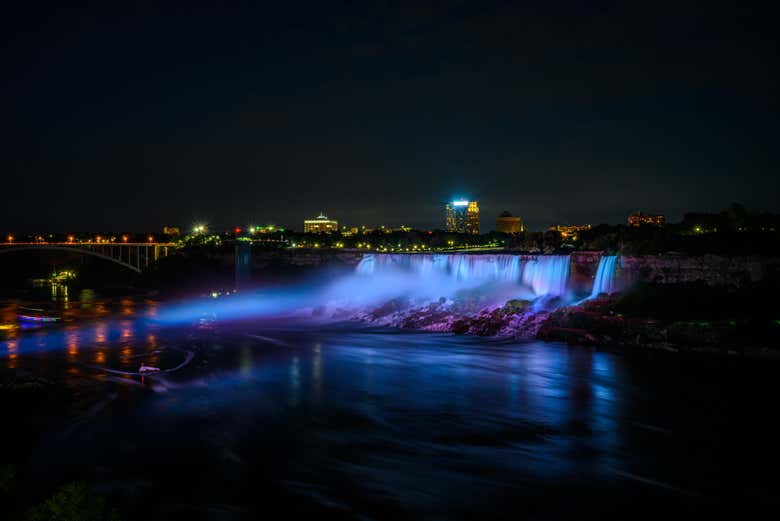 Cataratas do Niágara à noite 