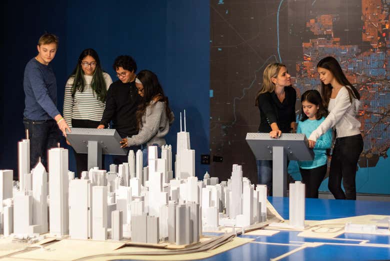 Contemplando la maqueta de Chicago