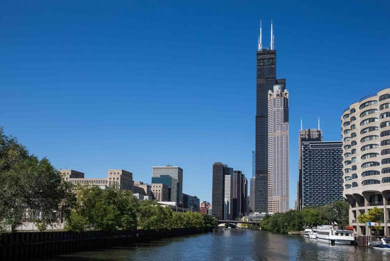 La Torre Willis vista desde el río