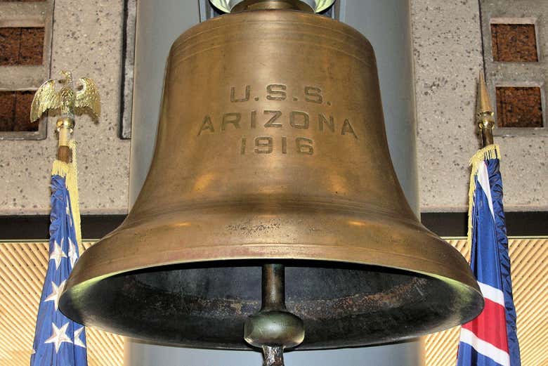 La campana dorada del USS Arizona Memorial