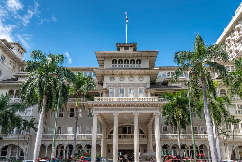 Taking pictures of the Moana Surfrider Hotel