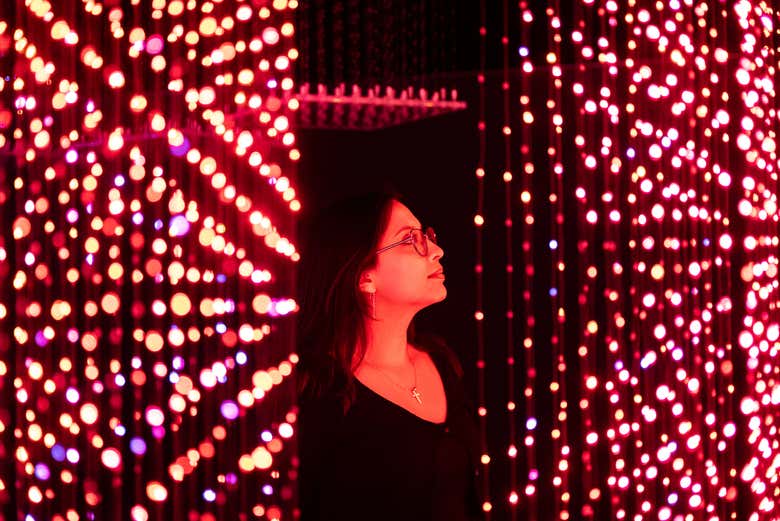 Una chica visitando la exposición de Artechouse