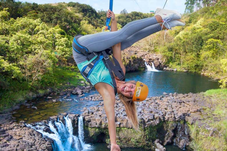 Fazendo acrobacias na tirolesa