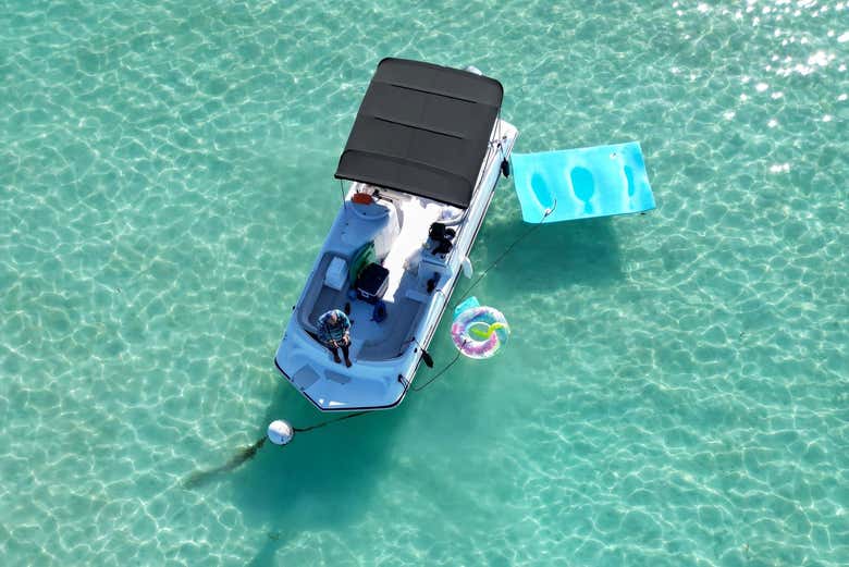 La embarcación en las cristalinas aguas de Cayo Caracoles