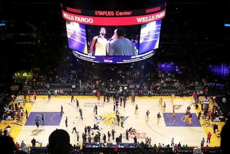 Disfrutando de un partido de Los Angeles Lakers