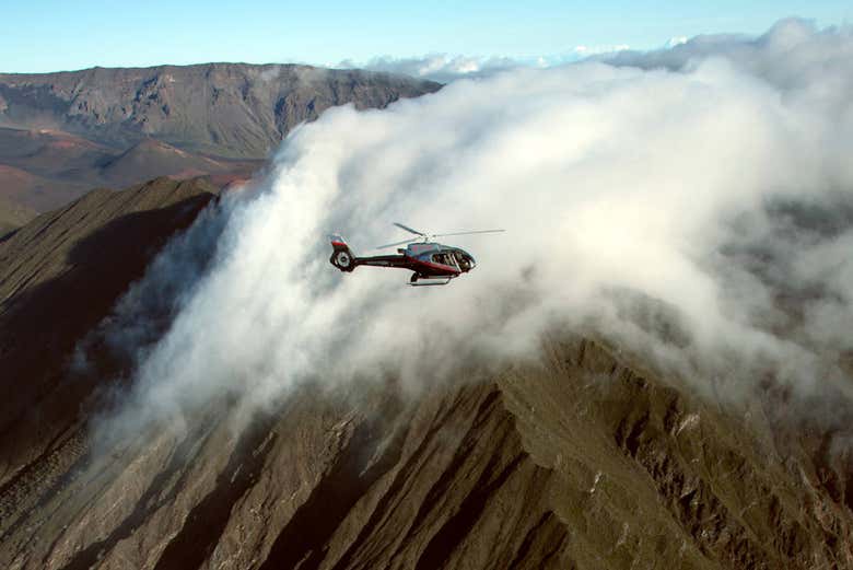 Panorâmica do helicóptero sobrevoando Maui