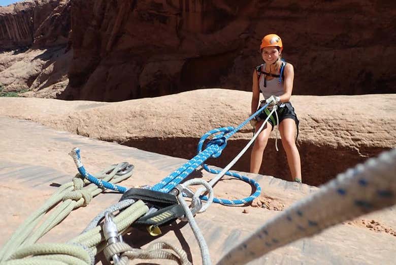 Una ragazza si appresta a scendere il canyon