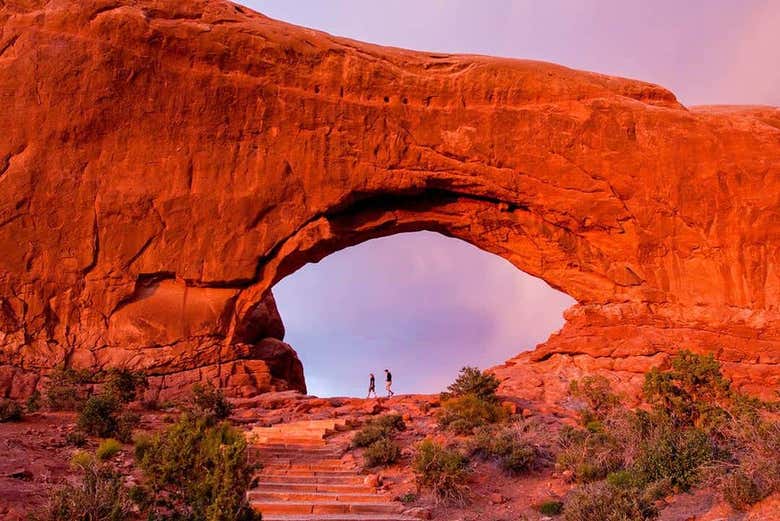 Dos turistas bajo uno de los arcos del parque