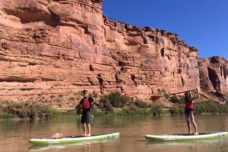 Practicando paddle surf en Moab