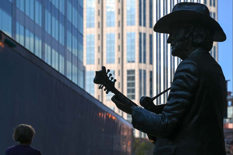 Escultura de Bill Monroe no bairro de Downtown