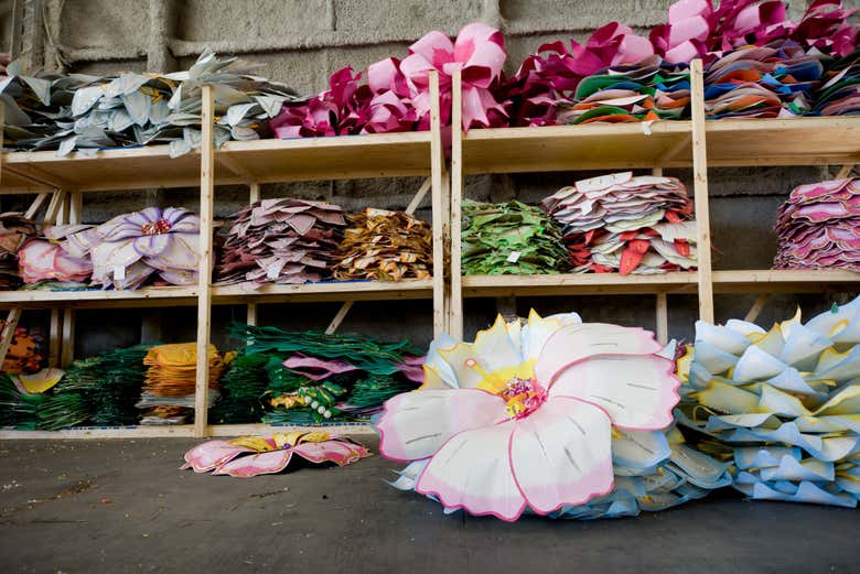 Flores de papel en Mardi Gras World