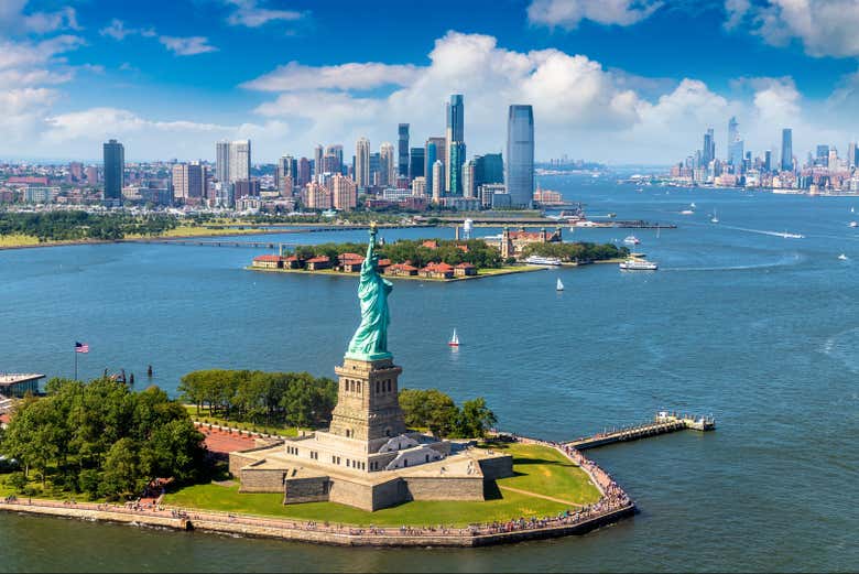 Estátua da Liberdade com os edifícios de Nova York de fundo