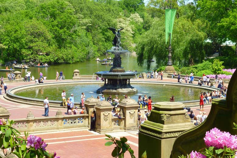 Fuente Bethesda, Central Park  Bethesda fountain central park, Bethesda  fountain, Manhattan skyline