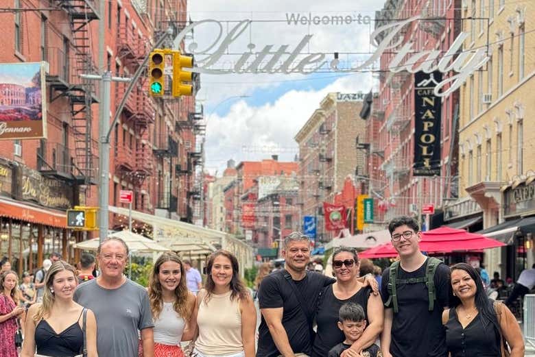 O grupo visitando Little Italy