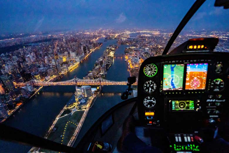 Sobrevoando Nova York de helicóptero ao anoitecer